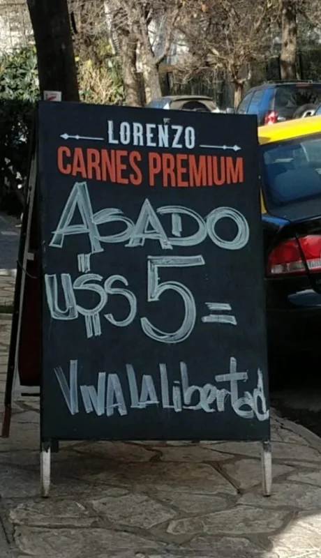 En 2023, un carnicero puso los precios en dólares en Buenos Aires