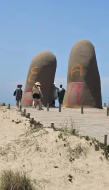 Los Dedos vandalizados /