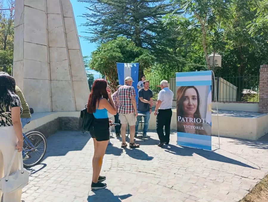 Desde temprano se juntaron las firmas pidiendo en Las Heras.