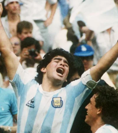 Maradona luciendo la icónica vestimenta del 86.