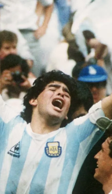 Maradona luciendo la icónica vestimenta del 86.