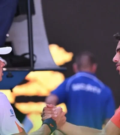 Cerúndolo se saluda en la red con De Miñaur