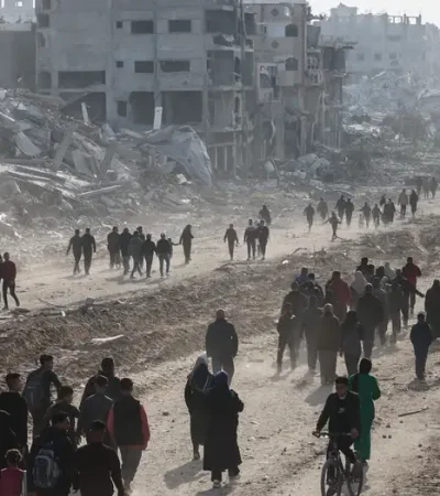 Civiles gazatíes esperan el inicio del alto el fuego    /