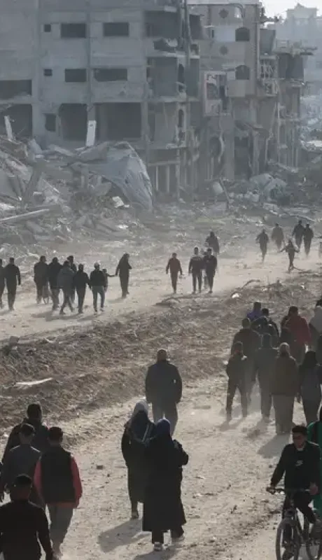 Civiles gazatíes esperan el inicio del alto el fuego    /