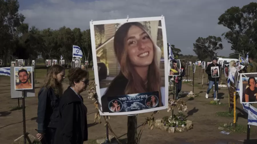 Familiares de los rehenes esperan resultados