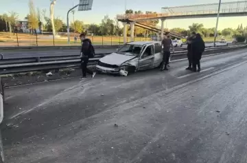 Conductor ebrio desató caos en un puente: cayó al Acceso Este y provocó un choque