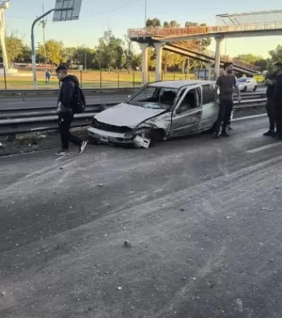 Conductor ebrio desató caos en un puente: cayó al Acceso Este y provocó un choque