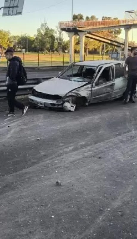 Conductor ebrio desató caos en un puente: cayó al Acceso Este y provocó un choque