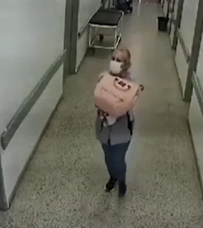 La mujer al momento de robarse una bebé en Paraguay