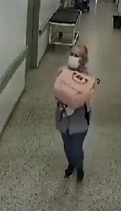 La mujer al momento de robarse una bebé en Paraguay