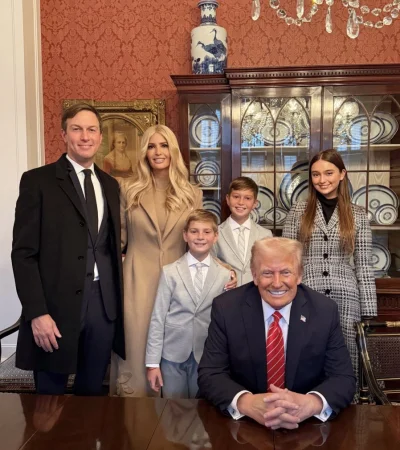 Donald Trump y familia el día previo a la asunción.