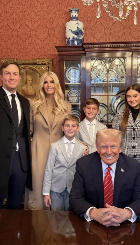 Donald Trump y familia el día previo a la asunción.