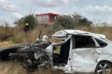 Mató a su pareja, escapó y chocó de frente con un camión