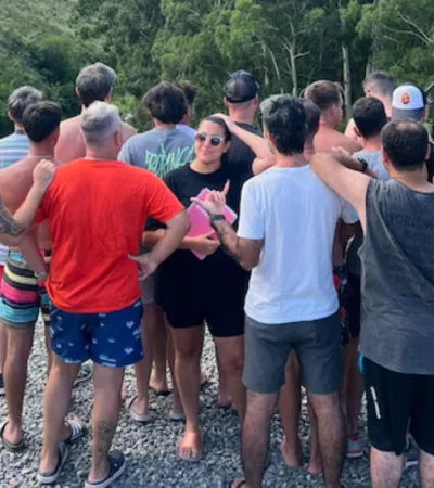 Belén junto a un grupo de hombres en el campamento de solteros.