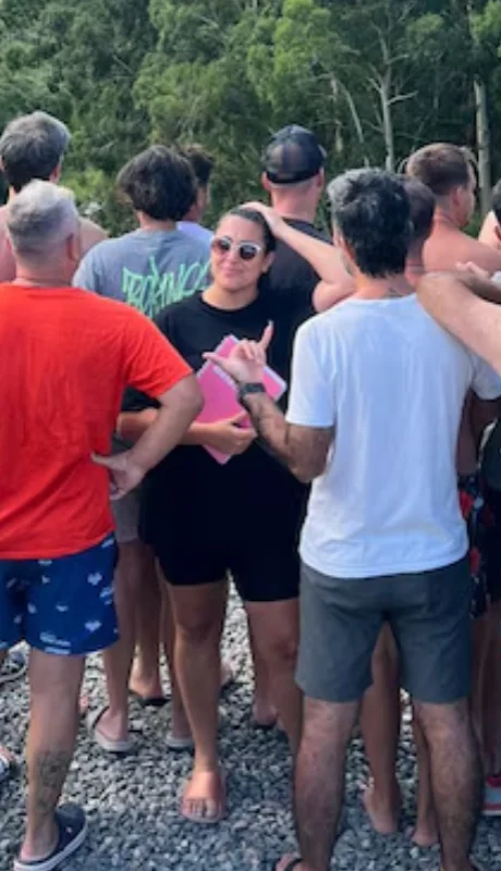 Belén junto a un grupo de hombres en el campamento de solteros.