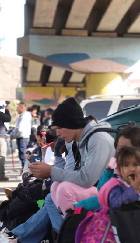 Migrantes esperan después de la cancelación del programa CBP One.