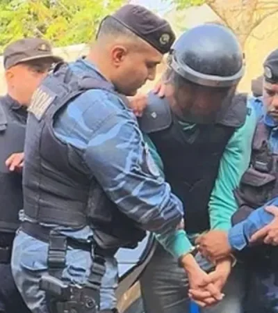 Uno de los acusados en el momento de ser detenido por la Policía.