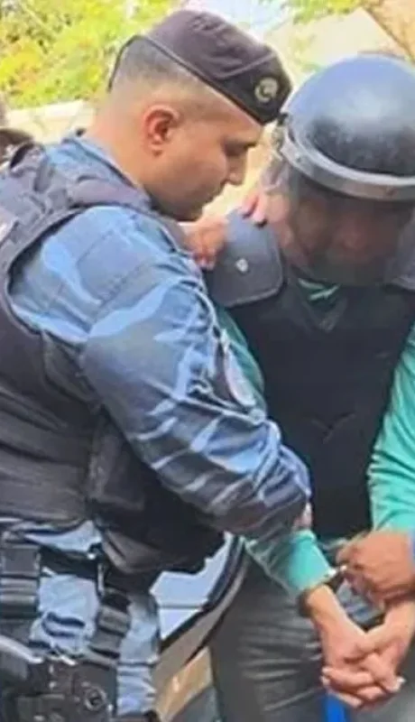 Uno de los acusados en el momento de ser detenido por la Policía.