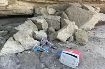 ¡De milagro! Fueron al mar y rocas gigantes aplastaron sus sillas y la heladerita