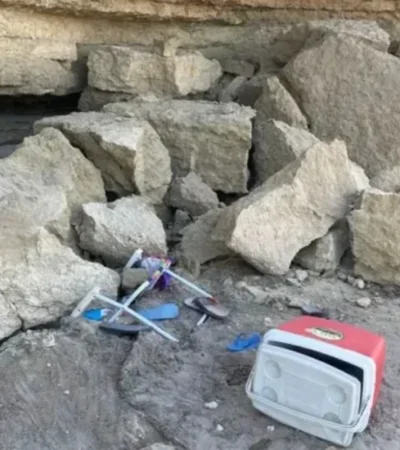 Las pertenencias de los turistas aplastadas por las rocas.