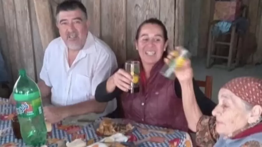 La pareja sospechada, en el almuerzo en la casa de la abuela Catalina. (Foto: web)