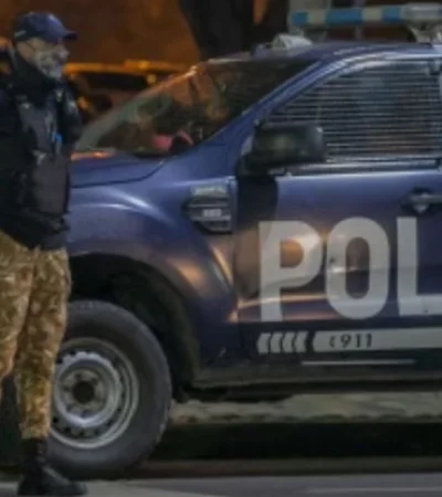 Consigna policial dispuesta en el frente de la vivienda donde ocurrió la tragedia en la que un adolescente mató a un amigo de un disparo en el pecho.