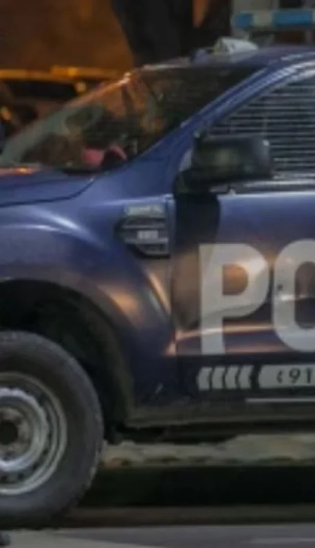 Consigna policial dispuesta en el frente de la vivienda donde ocurrió la tragedia en la que un adolescente mató a un amigo de un disparo en el pecho.