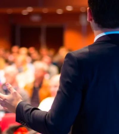 El coaching puede ayudar a los líderes empresariales a mejorar su rendimiento en áreas como la comunicación, la resolución de problemas y la gestión.