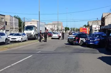 ¡Imágenes sensibles! Un ciclista quedó incrustado en un parabrisas en Santa Fe