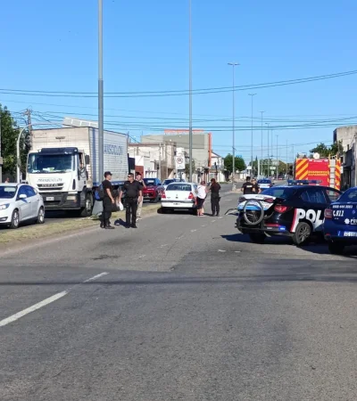 ¡Imágenes sensibles! Un ciclista quedó incrustado en un parabrisas en Santa Fe