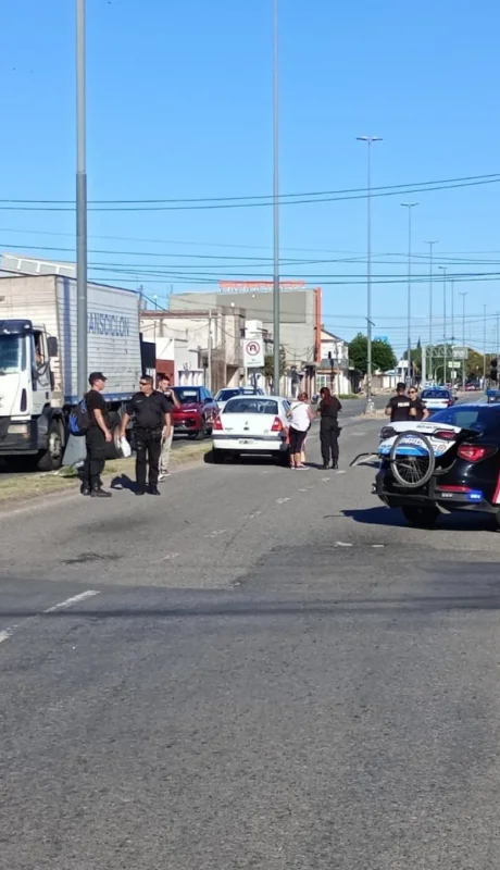 ¡Imágenes sensibles! Un ciclista quedó incrustado en un parabrisas en Santa Fe