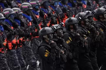 Maduro: "Partirle los dientes a cualquier grupo que pretenda entrar a Venezuela"