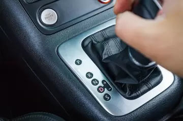 Qué significan las letras de la palanca de cambios automática