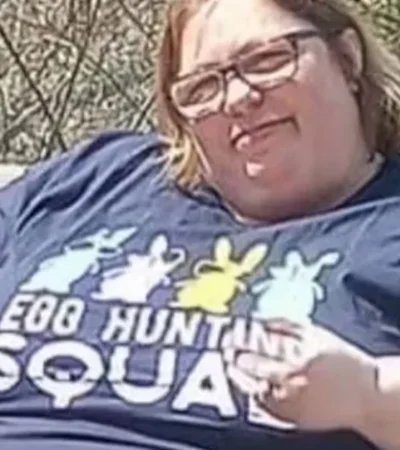 La mujer pesa alrededor de 154 kilos.