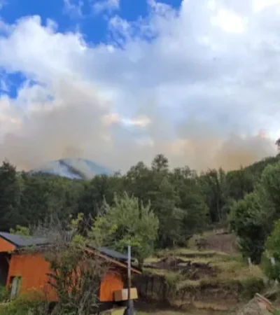 En Cascada de los Alerces los pobladores están preocupados por la cercanía de los incendios a sus hogares.