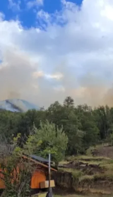 En Cascada de los Alerces los pobladores están preocupados por la cercanía de los incendios a sus hogares.