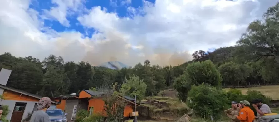 En Cascada de los Alerces los pobladores están preocupados por la cercanía de los incendios a sus hogares.