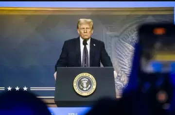 Advertencia trumpista: "Si no fabrican su producto en EE.UU., tendrán que pagar un arancel"