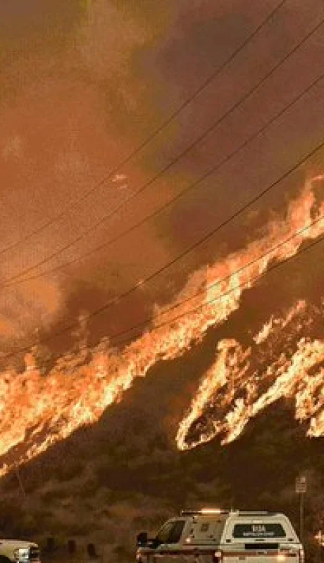 Las laderas de las colinas de Castaic están atravesadas por senderos de fuego difíciles de apagar.