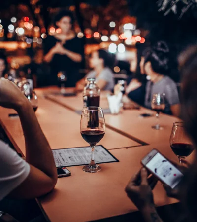 Sitios concurridos o en la calle, lugares ideales para estafas vía Bluetooth.