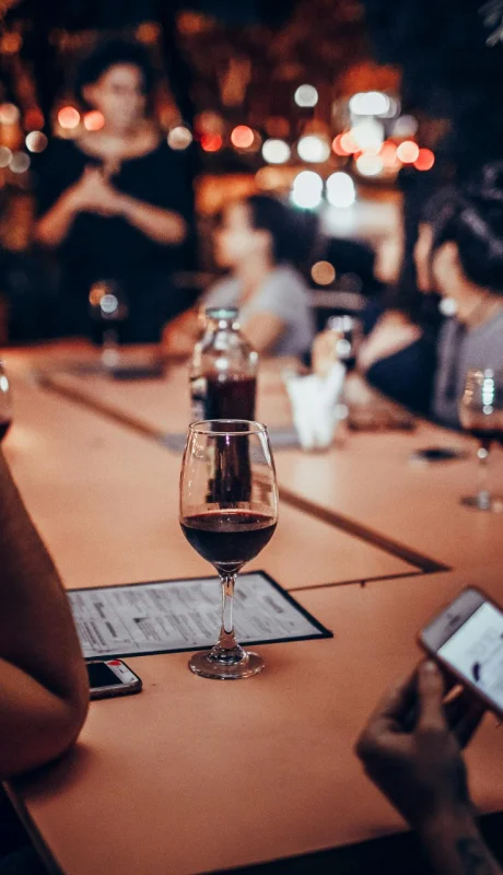 Sitios concurridos o en la calle, lugares ideales para estafas vía Bluetooth.