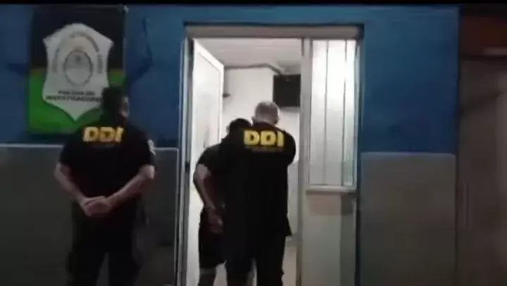 Uno de los detenidos fue trasladado por miembros de la DDI