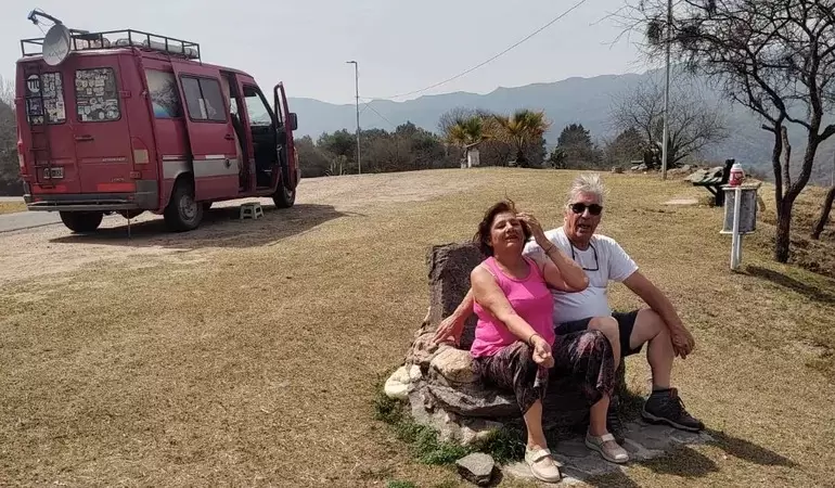 Tras el reencuentro, viajan en su motorhome por todo el país.
