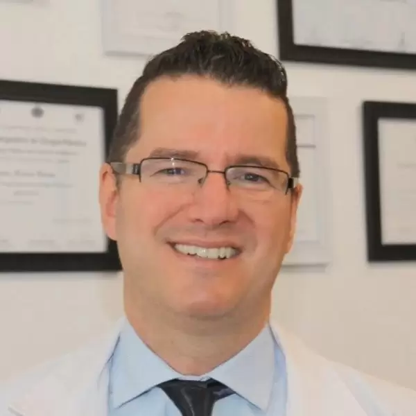 Cirujano plástico facial, Luciano Catterino.