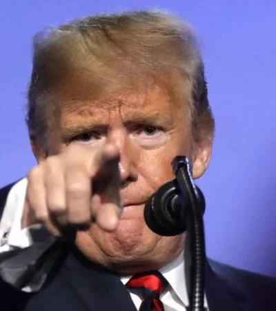 El decreto firmado por el magnate entró a regir y ya fue comunicado por la secretaria de Estado.