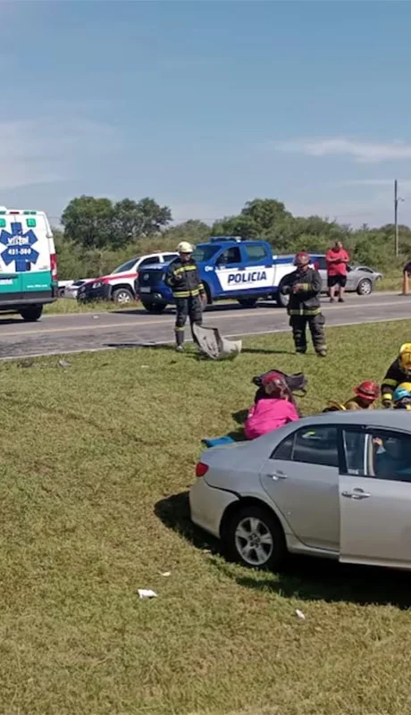 El escenario del accidente, con los autos protagonistas del choque. (Foto: gentileza La Voz)