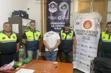 Entró a la comisaría con un "delivery" particular y lo detuvieron