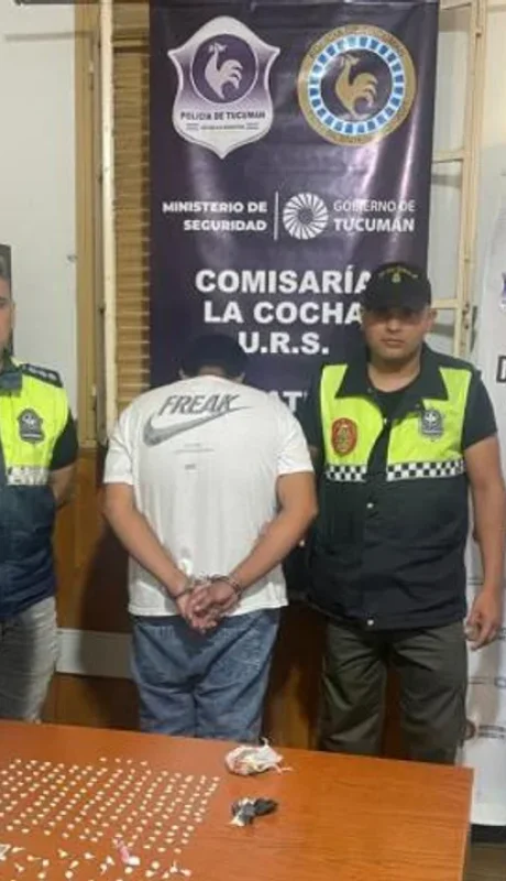 Entró a la comisaría con un "delivery" particular y lo detuvieron