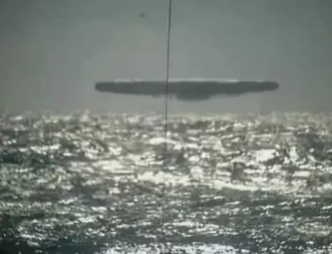 Foto del avistamiento de la nave emergiendo del agua.