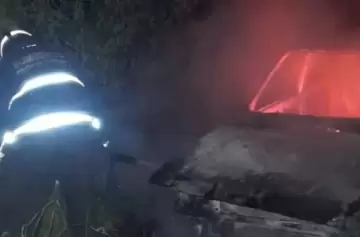 Un auto se incendió por completo y su dueño sufrió graves quemaduras